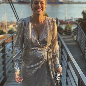 Im Glitzer-Fummel: Schwangere Nina Bott zeigt Babybauch