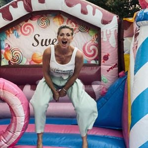 Wenn Kids im Bett sind: Nina Bott vergnügt sich auf Hüpfburg