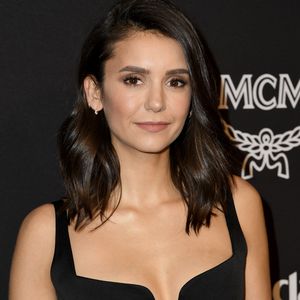 Snowboard & Maske: Ist das wirklich Nina Dobrev?