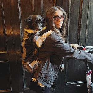 Nina Dobrev spaziert mit Bandage und Gehstock durch Paris