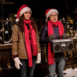 Gewusst? Daher kennt man die Stars aus "Love Hard" noch!