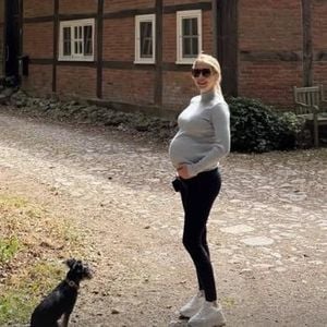 "Lädt": Nina Neuer teilt ein Bild ihrer wachsenden Babykugel