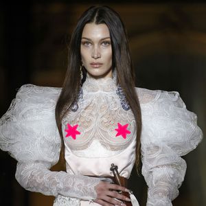 Bella Hadid: Halbnackte Vampir(b)ella auf der Fashion Week