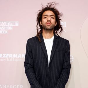 Neue Freundin? Noah Becker zeigt sich knutschend auf Event