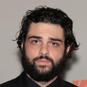 Noah Centineo beunruhigt seine Fans mit Red-Carpet-Auftritt