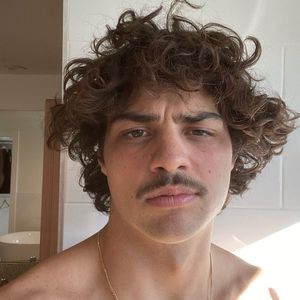 Wuschelkopf! So eine wilde Frisur hat Netflix-Hottie Noah