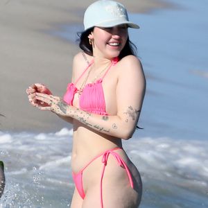 Im knappen Bikini-Tanga: Noah Cyrus tollt in den Wellen!