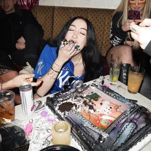 Wilde Party: Noah Cyrus stopft sich mit Geburtagskuchen voll