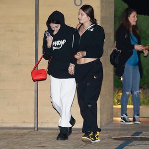 Neue Beziehung? Noah Cyrus hält Händchen mit Unbekannter!