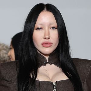 Düstere Extravaganz: Noah Cyrus auf der Pariser Fashion Week