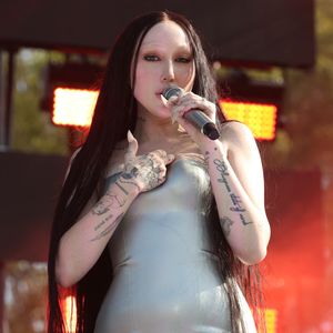 Noah Cyrus performt mit schwarzer Mähne in Extremlänge!