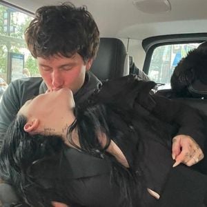 Total verliebt: Noah Cyrus teilt Kussfoto mit neuem Freund!