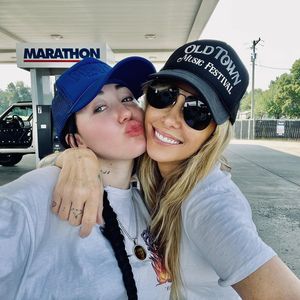 Mitten im Streit: Tish Cyrus gratuliert Noah zum Modeljob!