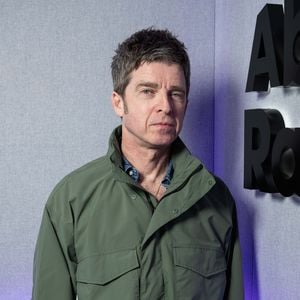Noel Gallagher kommt mit neuer Freundin Sally zu Premiere!