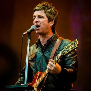 Handgeschriebener Oasis-Songtext für 23.000 Euro versteigert