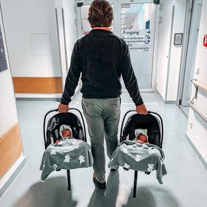So süß! Hier verlassen Tanja Szewczenkos Twins die Klinik