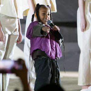North West rappt für Papa Kanye bei der Paris Fashion Week