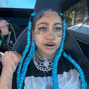 North West zeigt sich mit Fake-Tattoos und schwarzen Zähnen