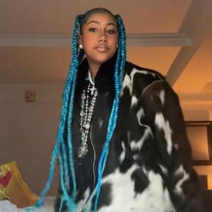 Kim Kardashians Tochter North West strahlt mit blauer Mähne