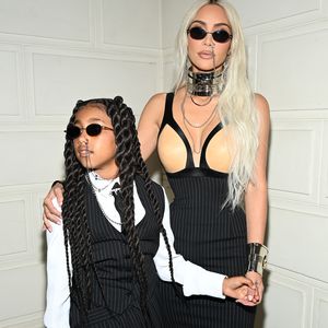 Unbeschwert: Kim Kardashian und North West albern in Video