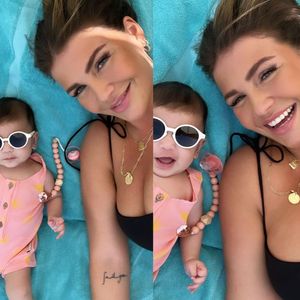 Erster Urlaub zu dritt: Novalanalove chillt mit Baby am Pool
