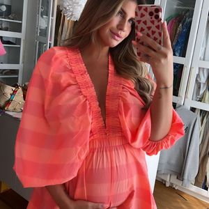 Siebter Monat: Novalanalove zeigt Babybauch in Sommerkleid