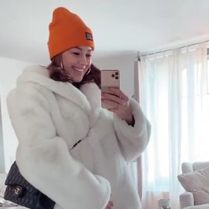 Seltene Aufnahme: Oana Nechiti streichelt ihren Babybauch