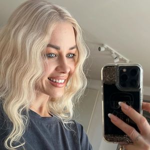Rote Mähne ade: Oana Nechiti hat ihre Haare blond gefärbt