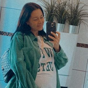 Kurz vor Geburt? Oana Nechiti teilt kugelrundes Bauchbild