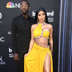 Auf seinem Album-Cover: Offset posiert mit allen vier Kids