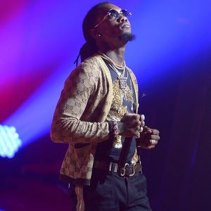 Offset performt erstmals seit Takeoffs Tod wieder auf Bühne