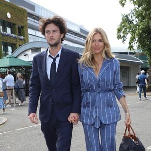 Neu-Eltern Sienna Miller und Oli Green genießen Strandurlaub