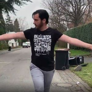 Wendler-Joke: Pocher verkauft "Bäbi isch liebbe disch"-Shirt