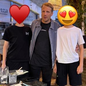 Fast größer als er: Oliver Pocher teilt Foto mit Zwillingen