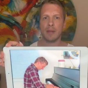 Mit Raúl Richter am Klavier: Pocher parodiert Harrison-Video