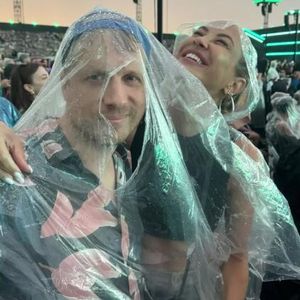 Olli Pocher und Ex Sandy kuscheln auf Adele-Konzert im Regen