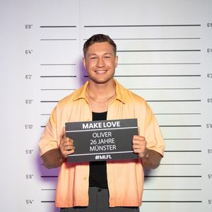 Zum Kuss gepackt: "Make Love, Fake Love"-Oliver gibt Vollgas