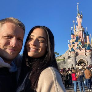 Oliver und Amira Pocher feiern Hochzeitstag im Disneyland