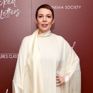 Olivia Colman trägt plötzlich wieder langes graues Haar