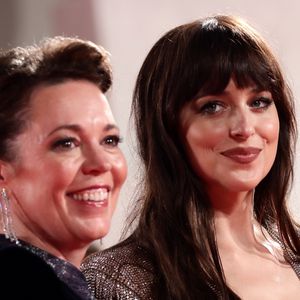 Olivia Colman ließ erstes Tattoo von Dakota Johnson stechen