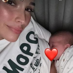 Olivia Culpo stillt ihre Tochter und teilt niedliches Foto