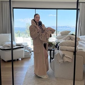 Olivia Culpo strahlt im Partnerlook mit ihrem Baby Colette