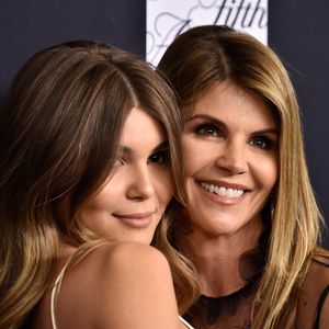 Mutter halb im Gefängnis: Lori Loughlins Tochter macht Party