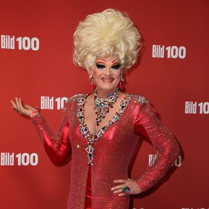 Olivia Jones stellt Oberschenkelknochen in Schatzkammer aus