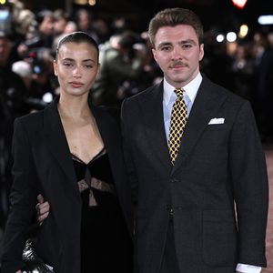 Rocco Ritchie und seine Olivia turteln auf dem Red Carpet