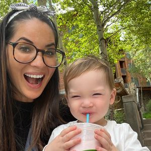 Olivia Munns Sohn muntert sie während Krebsbehandlung auf