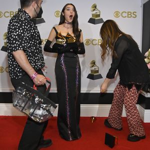 Zerbrochen! Olivia Rodrigo ließ Grammy versehentlich fallen