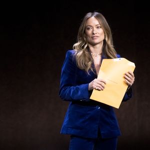 Olivia Wilde erhält Sorgerechtsunterlagen live auf der Bühne