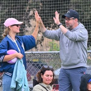 High Five! Olivia Wilde und ihr Ex Jason bei Fußballspiel