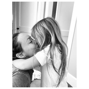 Feel-good-Look: Olivia Wilde mit Tochter Daisy beim Shoppen